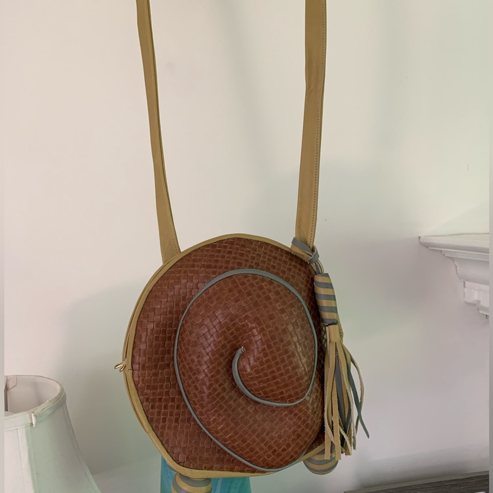 Vintage Carol Hearty Escargot Leather crossbody bag with intricate detail. - Picture 3 of 15